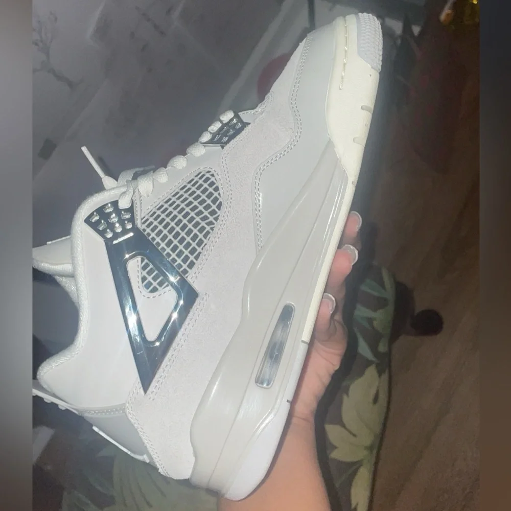 Frozen Moments Retro 4’s size 9 in Women’s, new - Picture 2 of 5